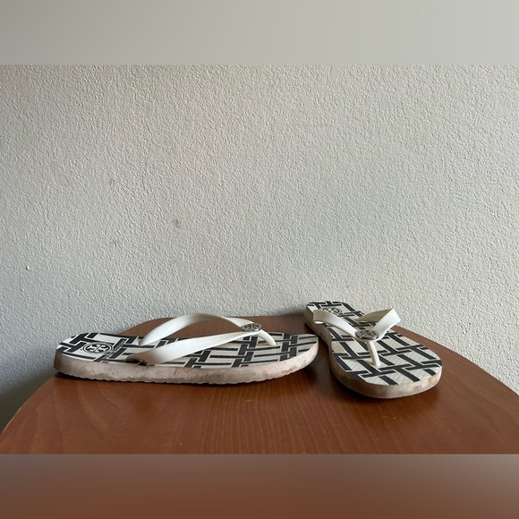 Tory Burch Monochrome Patterned Flip Flops Black/White Women's Size 6.5 Summer - Picture 1 of 9